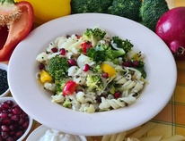 brokolicovy salat s cockou beluga, granatovym jablkem a jogurtem