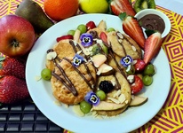 livance s cokoladovym prelivem a ovocem