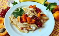 palacinky_s_tvarohem_a_letnim_rozvarem