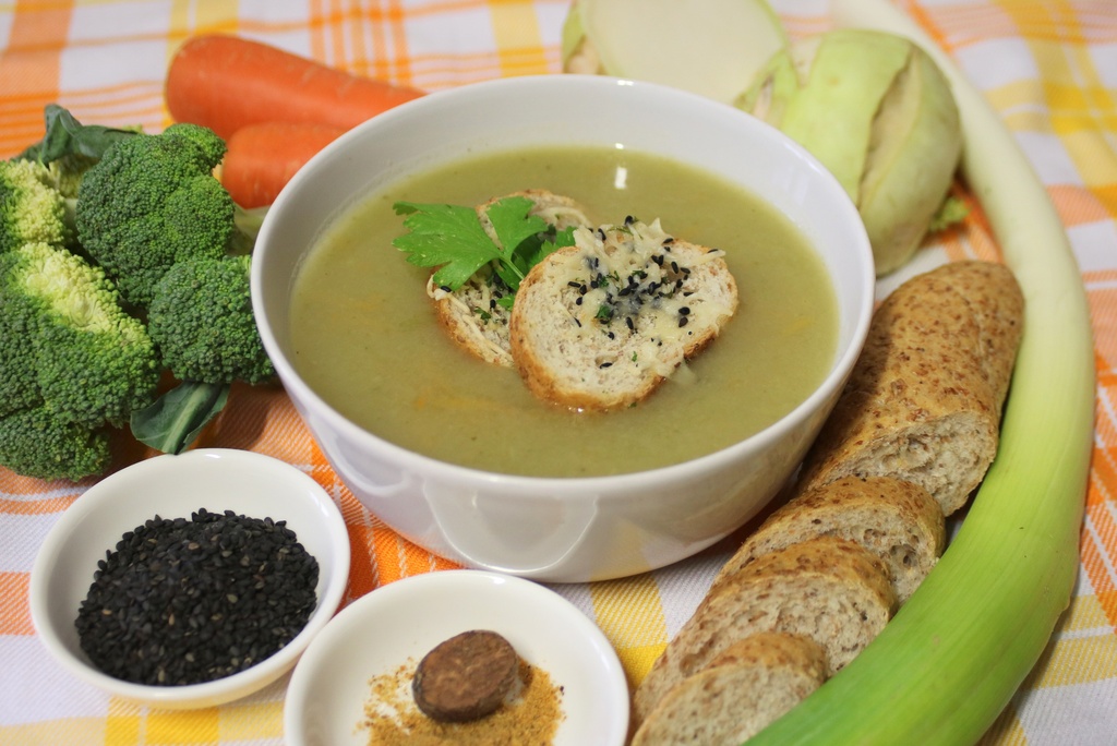 krémová brokolicová polévka s krutonky