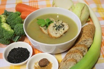 krémová brokolicová polévka s krutonky