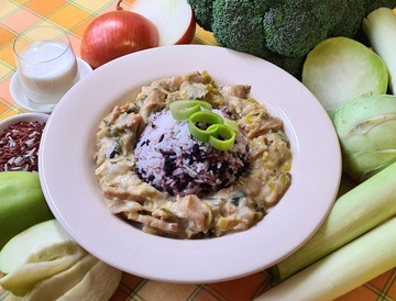 robi nudliky na porku se smetanou