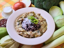 robi nudliky na porku se smetanou