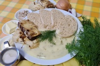 koprová omáčka se špald.knedlíkem a tofu