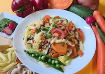 jarni_testovinovy_salat s bataty_medvedim_pestem