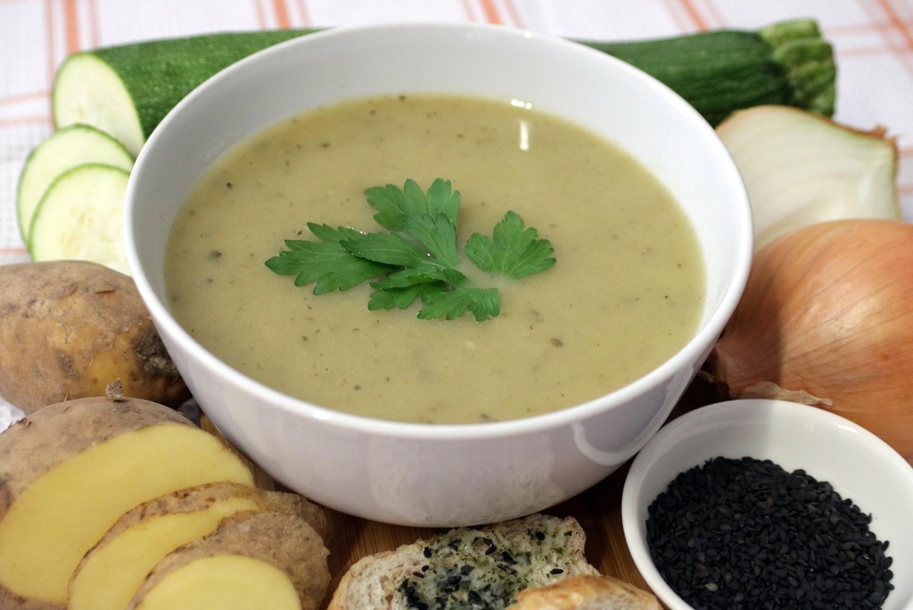 cuketova_polevka_se_syrovymi_krutony
