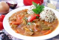 seitanovy_gulas_s_cirokem_a_quinoou