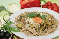 graham_spagety_se_zeleninovou_smesi_a_olivami