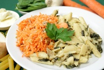 testovin_s_brynzou_a_spenatem_mrkvovy_salat