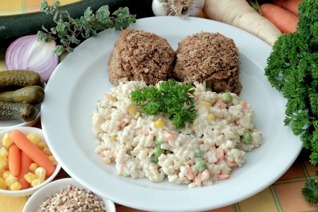 pohankove_karbanatky_s_bulgurovym_salatem