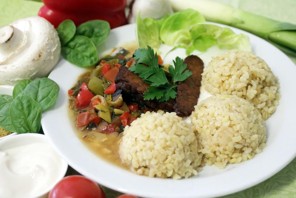 tempeh_s_bulgurem_a_smetanovou_omackou