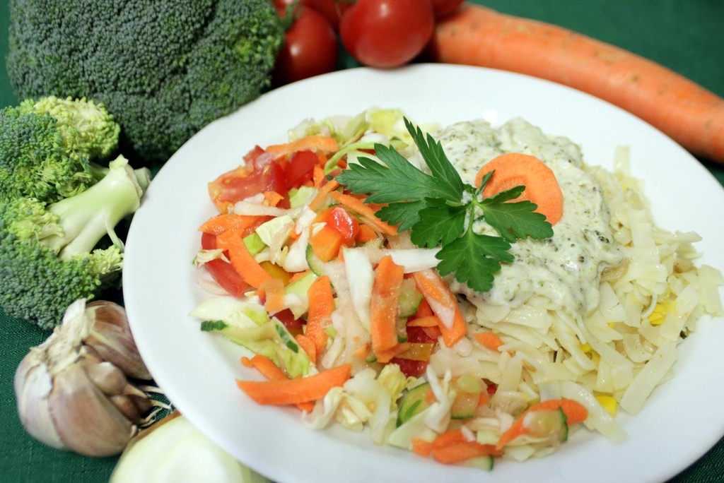 ryzove_testoviny_s_brokolicovou_smesi_salat