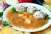 cuketovy_gulas_s_parky_vegetaky,_tribarevna_ryze