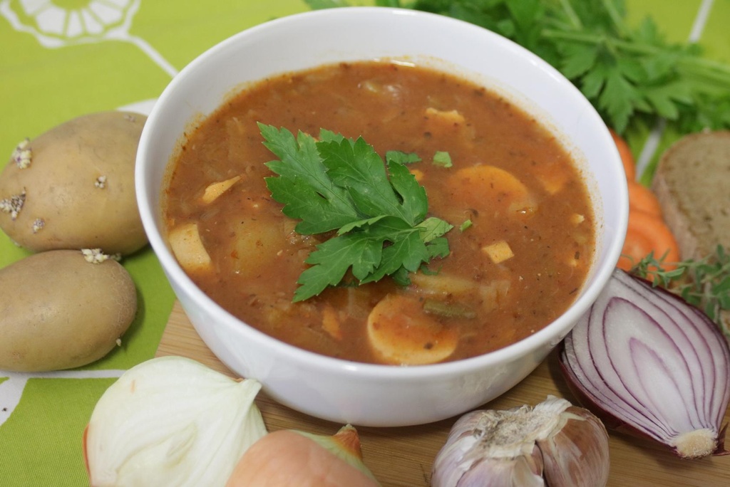 bramborovy_gulas_s_parky_vegetaky_chleb