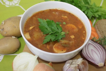 bramborovy_gulas_s_parky_vegetaky_chleb