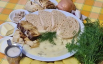 koprová omáčka se špaldovým knedlíkem a tofu