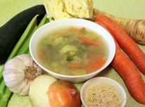 zeleninová polévka s pšeničnými nudlemi