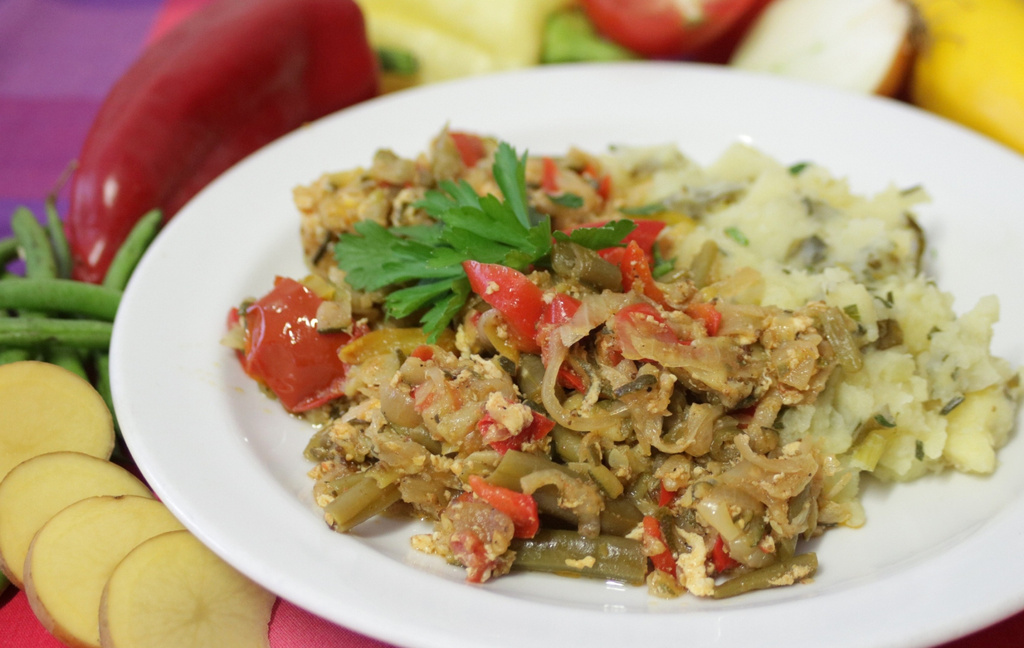 zeleninové lečo s bramborami_cibulkou a sezamem