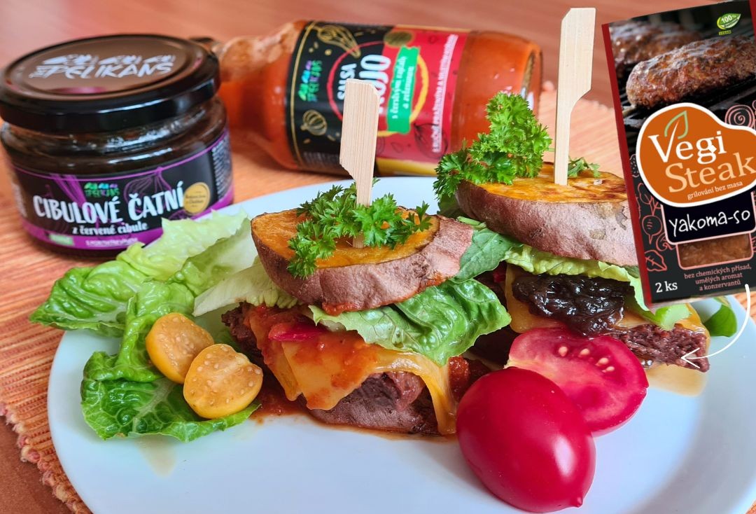 BATÁTOVÝ BURGER S YAKOMA-SEM A CIBULOVÝM ČATNÍ